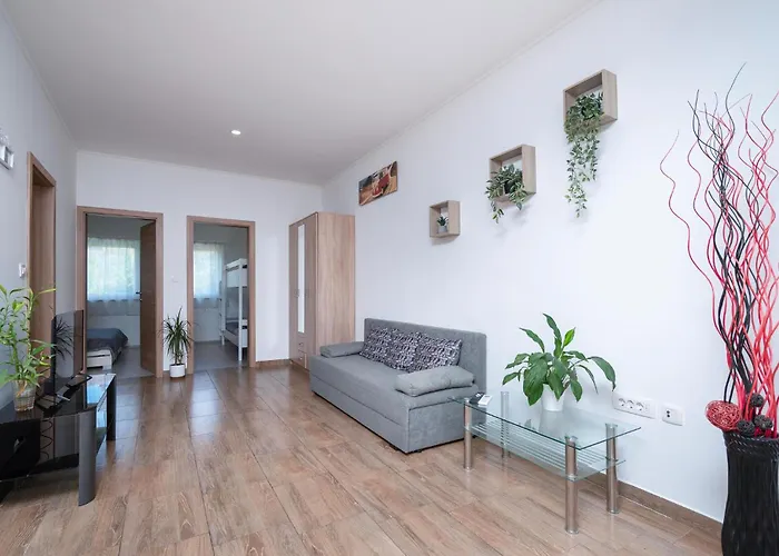 2 Bedroom Amazing In Πούλα