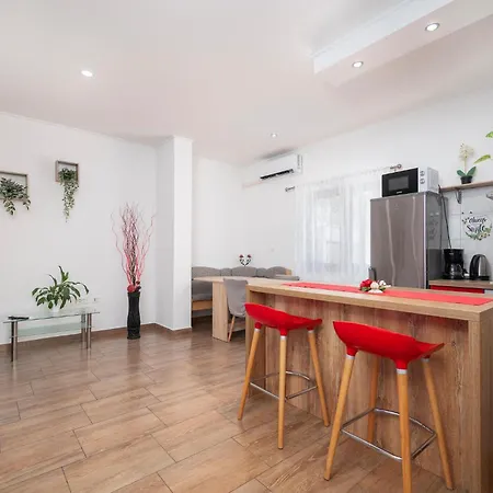 아파트 2 Bedroom Cozy In 풀라