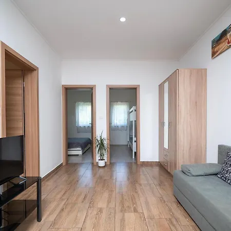 2 Bedroom Cozy In 아파트 풀라