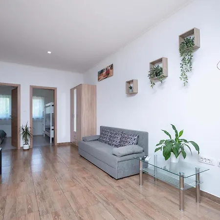 2 Bedroom Cozy In 풀라
